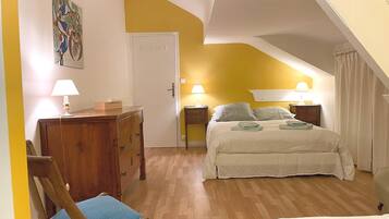 6 bedrooms, desk, iron/ironing board, travel crib