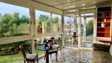 TV, fireplace, DVD player, books