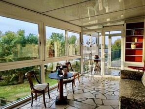 電視、壁爐、DVD 播放機、書籍