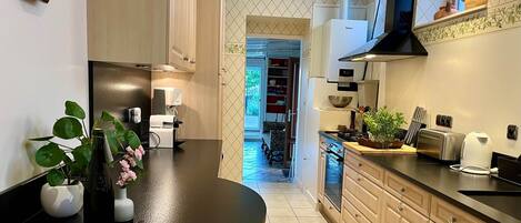 冰箱、微波炉、烤箱、炉灶