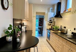 Kühlschrank, Mikrowelle, Ofen, Geschirrspüler