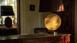 Ein Holztisch mit einer Lampe und einer dekorativen Platte.