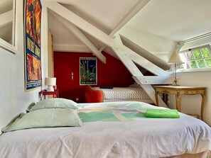 6 slaapkamers, een bureau, een strijkplank/strijkijzer, reisbedje