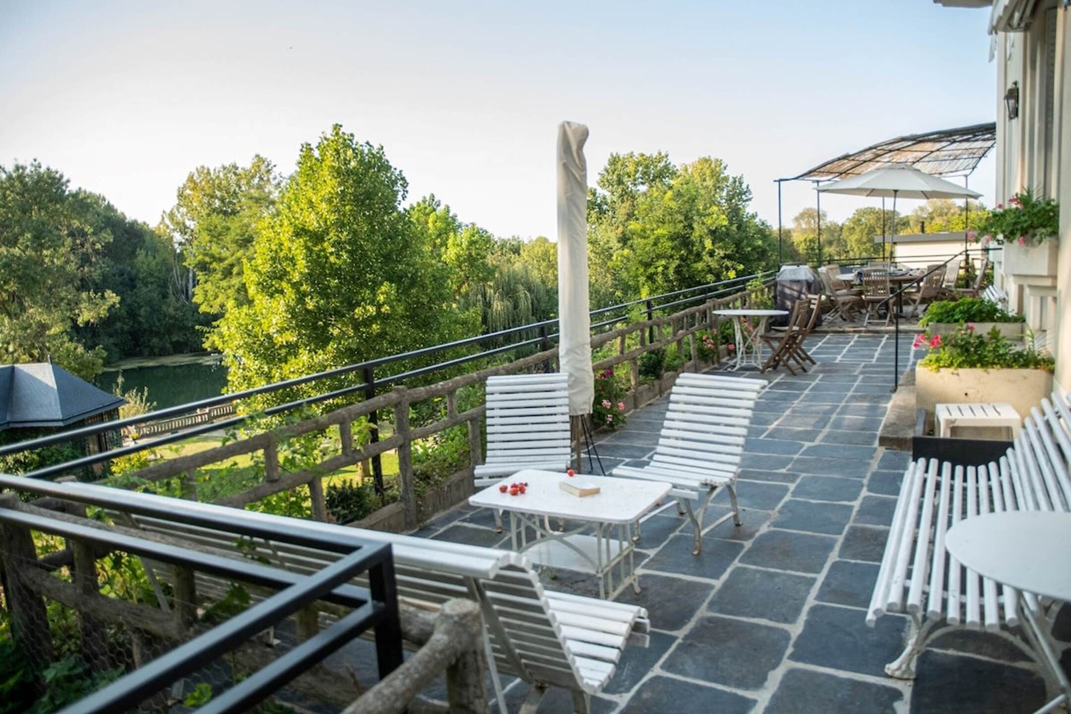 屋外ダイニングエリア