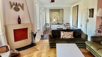 Fernseher, Kamin, DVD-Player, Bücher