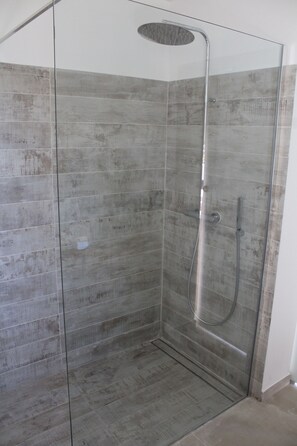 Shower, hair dryer, towels - STANDING GITE WITH PRIVATE SPA / LUBERON (Mérindol)