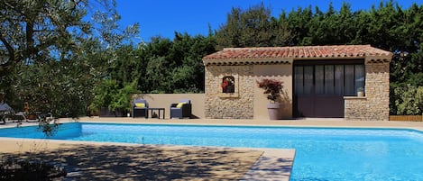 حمّام سباحة خارجي