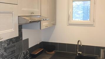 Een koelkast, een microgolfoven, een kookplaat