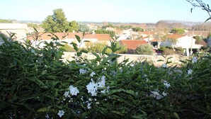 A residential area with houses, greenery, and a clear sky. - Private Courtyard and Pool, close to Carcassonne and Mediterranean Beaches (Argeliers)