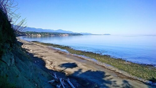 Secluded location, private Beach Access, water views, sleeps 6