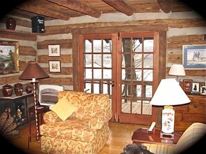 Fernseher, Kamin, DVD-Player, Bücher