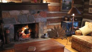 TV, peis, DVD-spiller og bøker