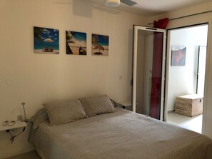 1 chambre, système d’insonorisation, fer et planche à repasser