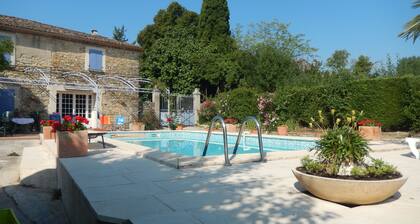 Batisse de caractÚre avec d'excellents espaces intérieur et extérieur