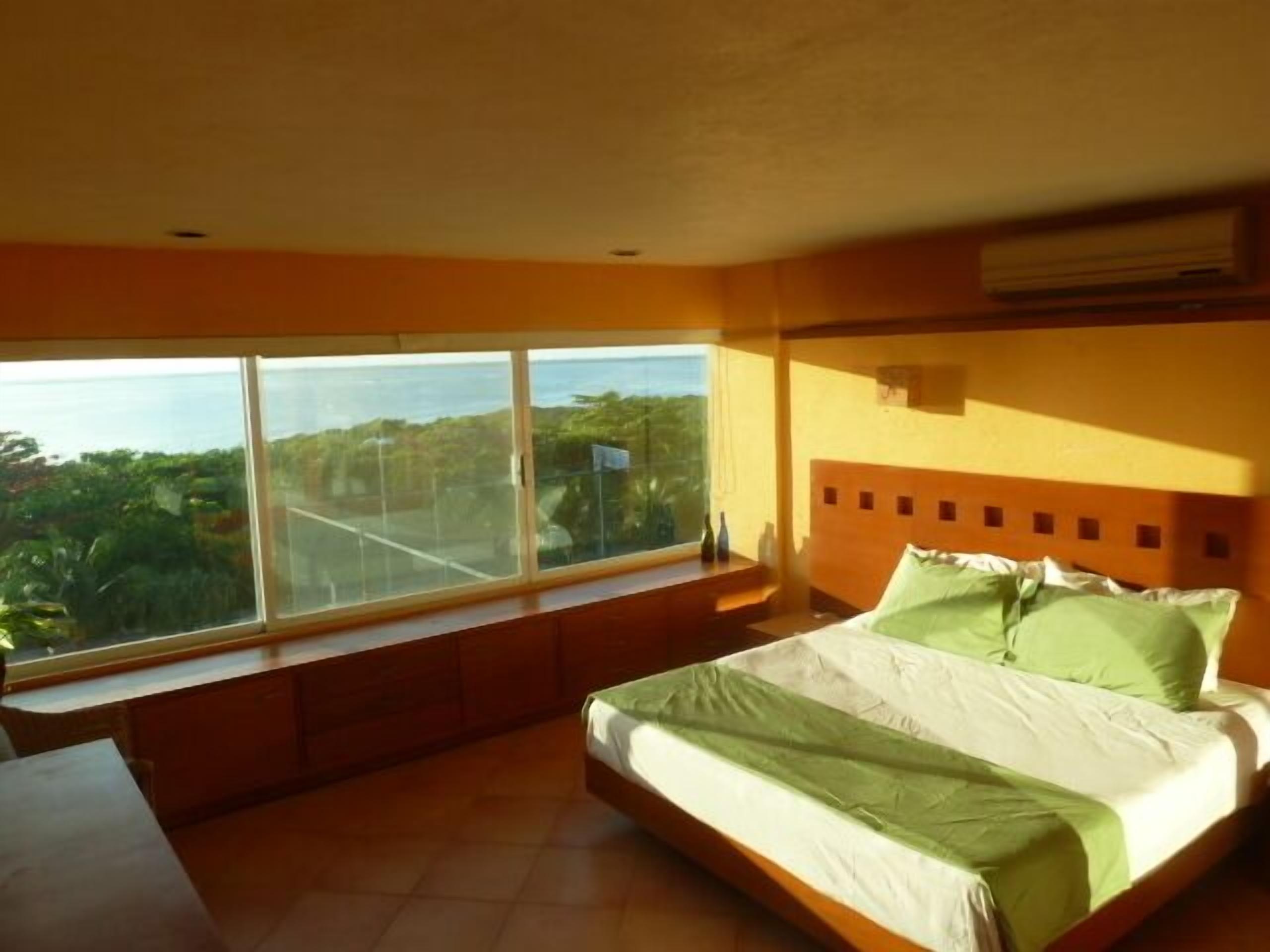 Large updated apartment overlooking the lagoon