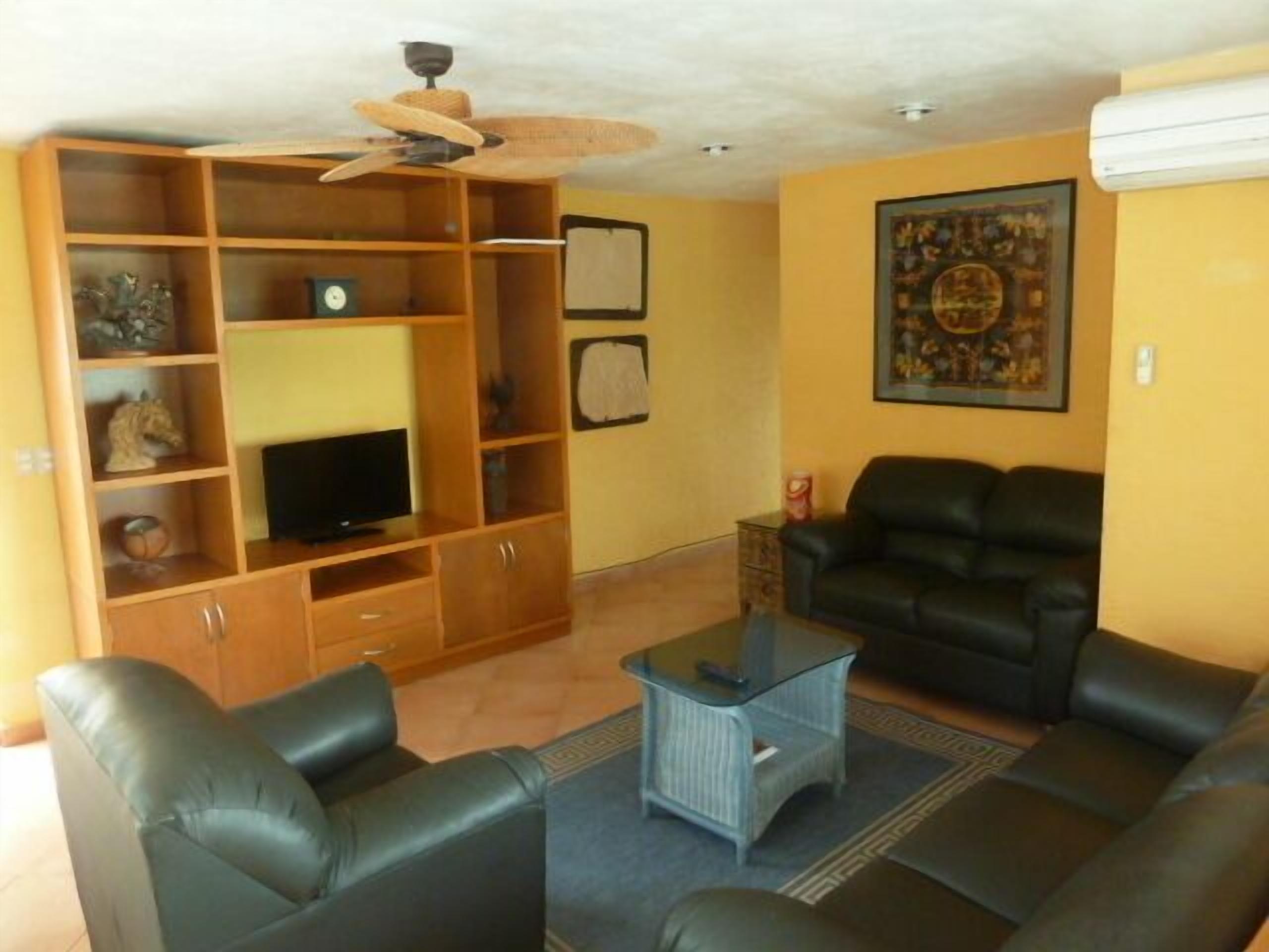 Large updated apartment overlooking the lagoon