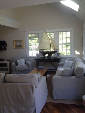 TV, books, music library, stereo
