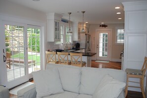 TV, books, music library, stereo - Experience Hy-View Hyannisport Exceptional Summer Getaway (Hyannisport)