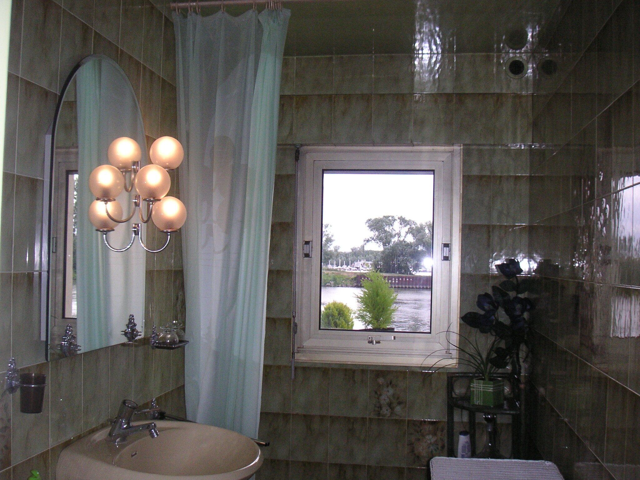 PRES PARIS VERSAILLES CHARMING 2 ROOMS WITH TERRACE AND GARDEN BY THE SEINE