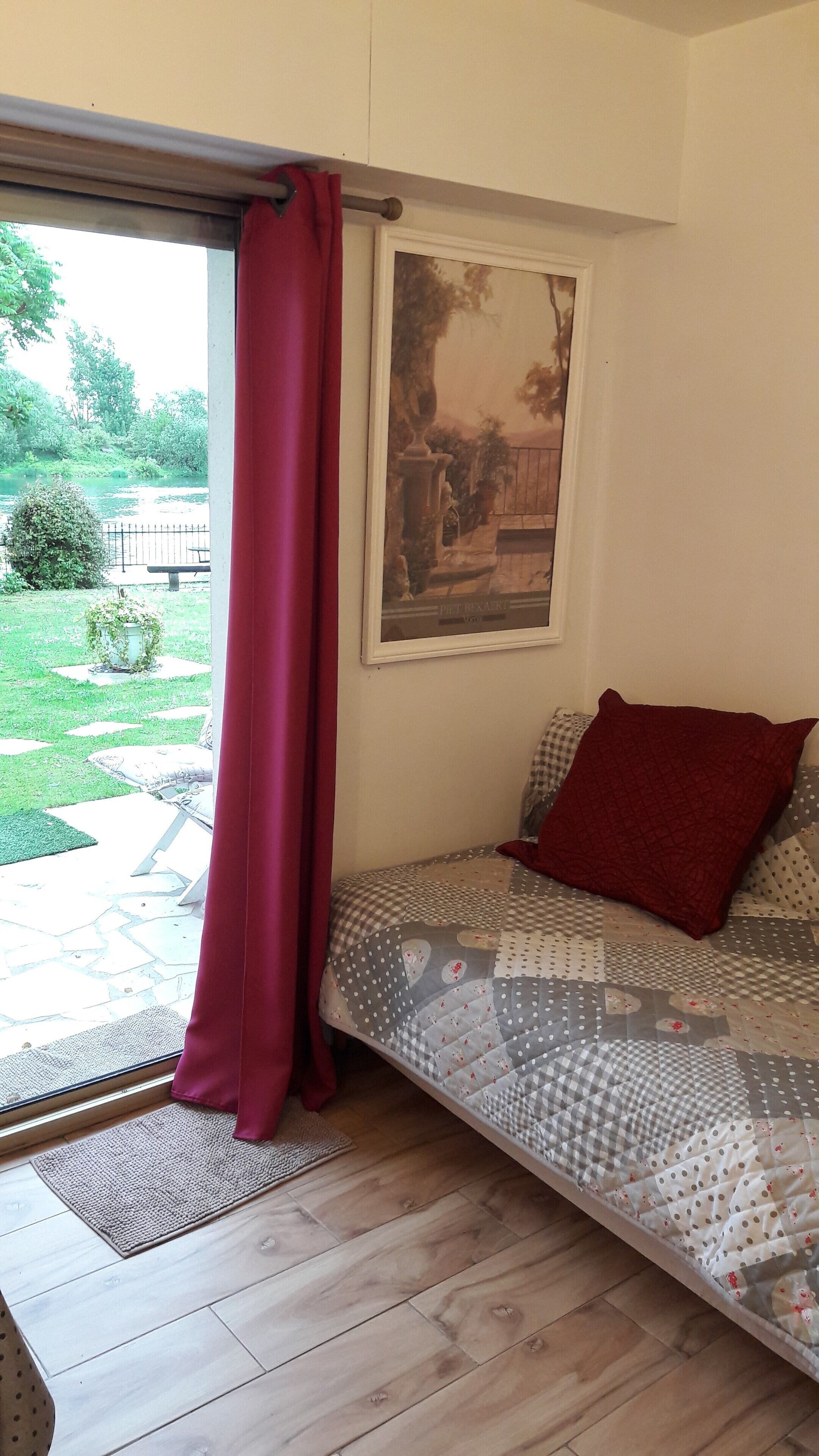 PRES PARIS VERSAILLES CHARMING 2 ROOMS WITH TERRACE AND GARDEN BY THE SEINE