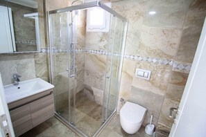 Villa, 4 chambres, piscine privée | Salle de bain | Baignoire et douche séparées, serviettes fournies