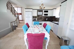 Villa, 4 chambres, piscine privée | Repas dans la chambre