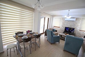 Villa, 4 chambres, piscine privée | Coin séjour | Télévision à écran plat