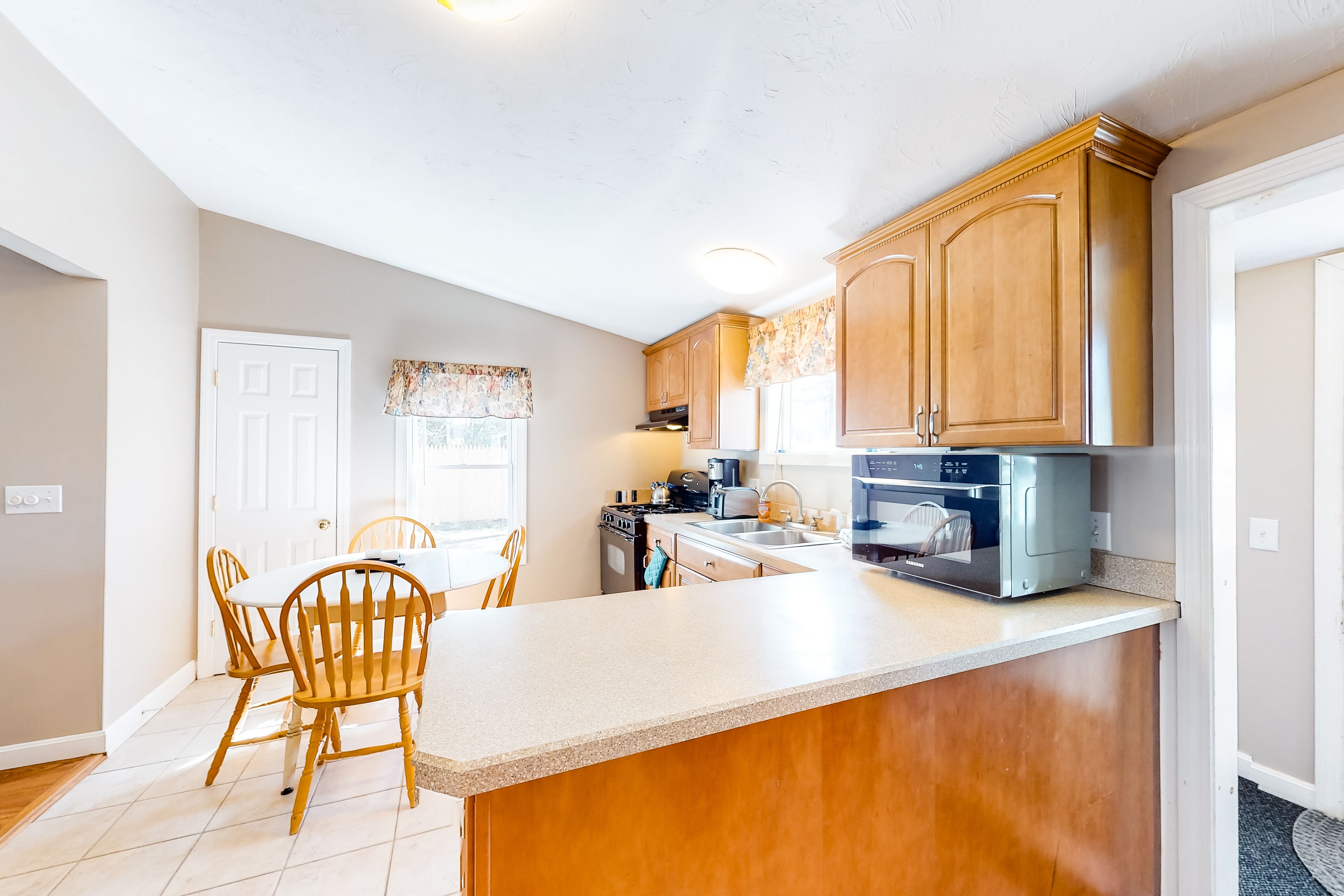 Charming cottage with WiFi, cable, full kitchen - near town & beaches in West Harwich, United States