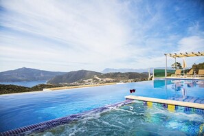Utomhuspool och solstolar