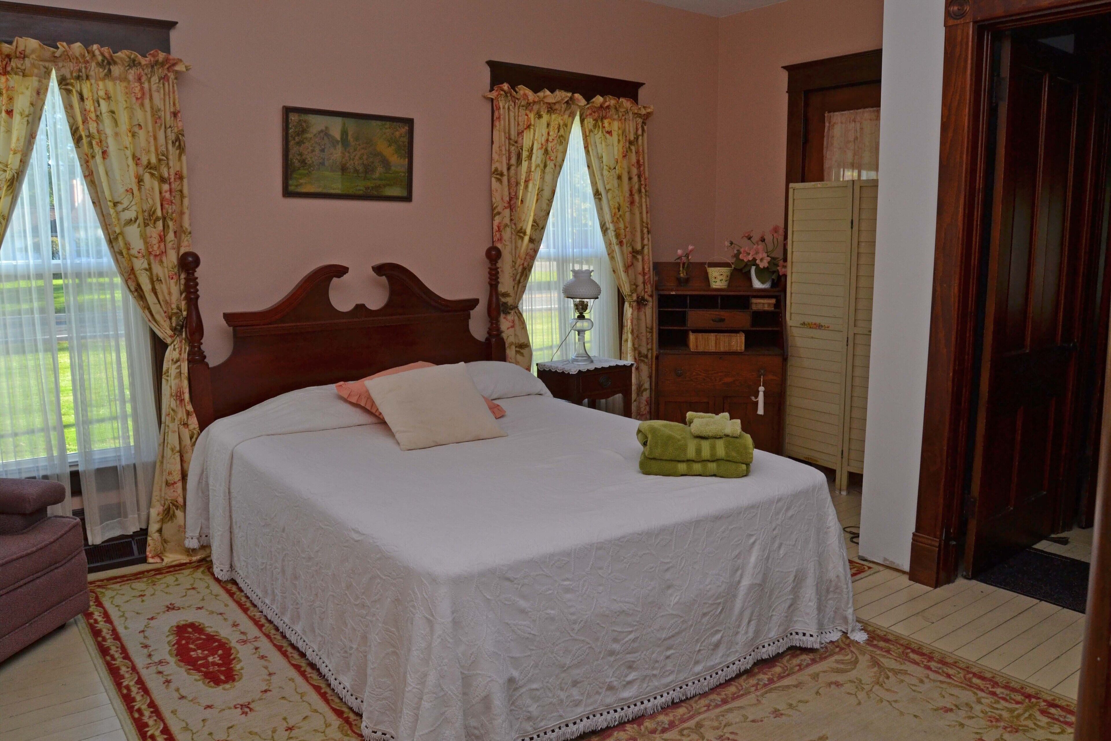 Gorgeous Sunsets at this 5 bedroom Lakeside Retreat - Pearl Beach Lakehouse