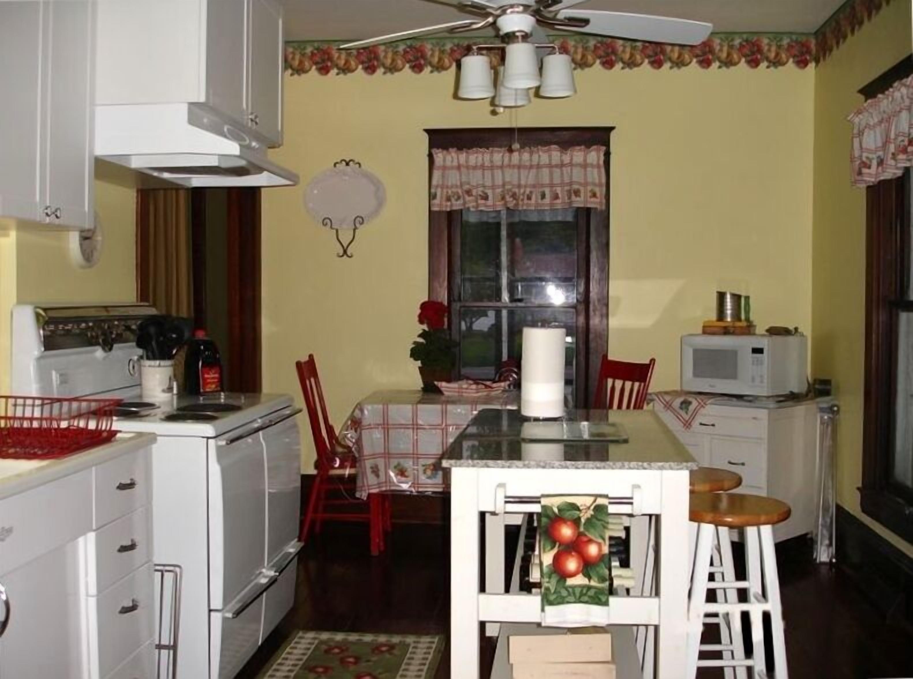 Gorgeous Sunsets at this 5 bedroom Lakeside Retreat - Pearl Beach Lakehouse