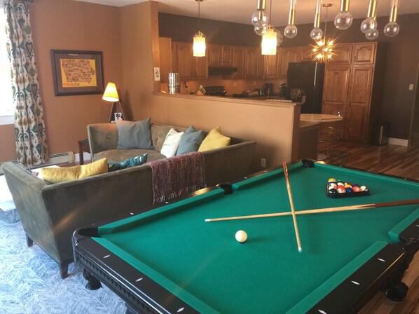 Smart TV, DVD player, books, stereo