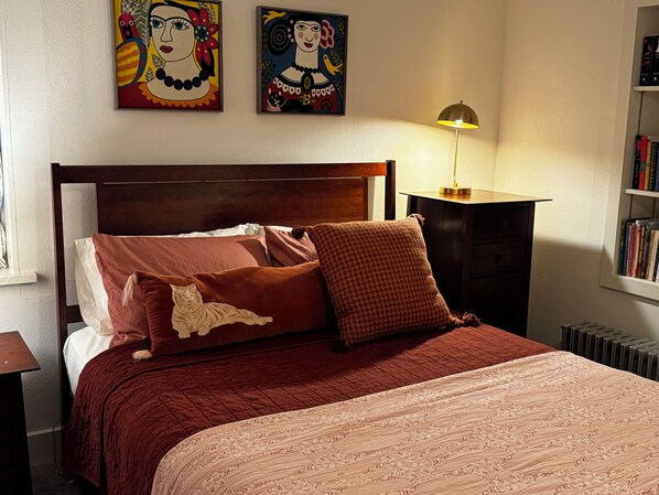 2 bedrooms, desk, iron/ironing board, WiFi