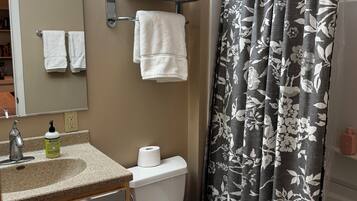 Ensemble douche/baignoire, articles de toilette écologiques
