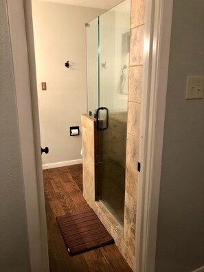 Shower, jetted bath, hair dryer, towels