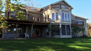 Exterior - Lakeside is a spacious, flowing home located on the north shores of Lake Galena (Galena)