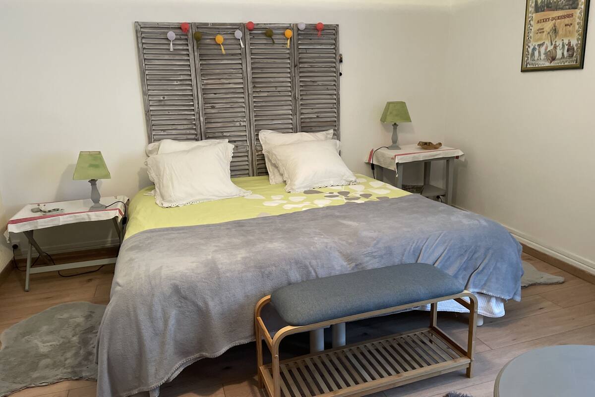 Kahden hengen huone (kaksi sänkyä) (Anis) | Yksilöllisesti sisustettu, yksilöllisesti kalustettu