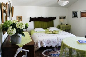 Kahden hengen huone (kaksi sänkyä) (Anis) | Yksilöllisesti sisustettu, yksilöllisesti kalustettu