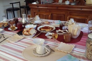 Ilmainen päivittäinen mannermainen aamiainen