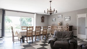 Interior - In the Bordeaux region, surrounded by vineyards, a comfortable amenity property. (Blasimon)