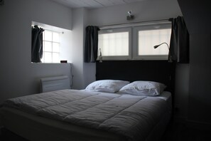 1 chambre, bureau, fer et planche Ă repasser, lit parapluie