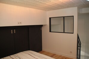1 quarto, escrivaninha, ferros/tábuas de passar roupa, berço de viagem
