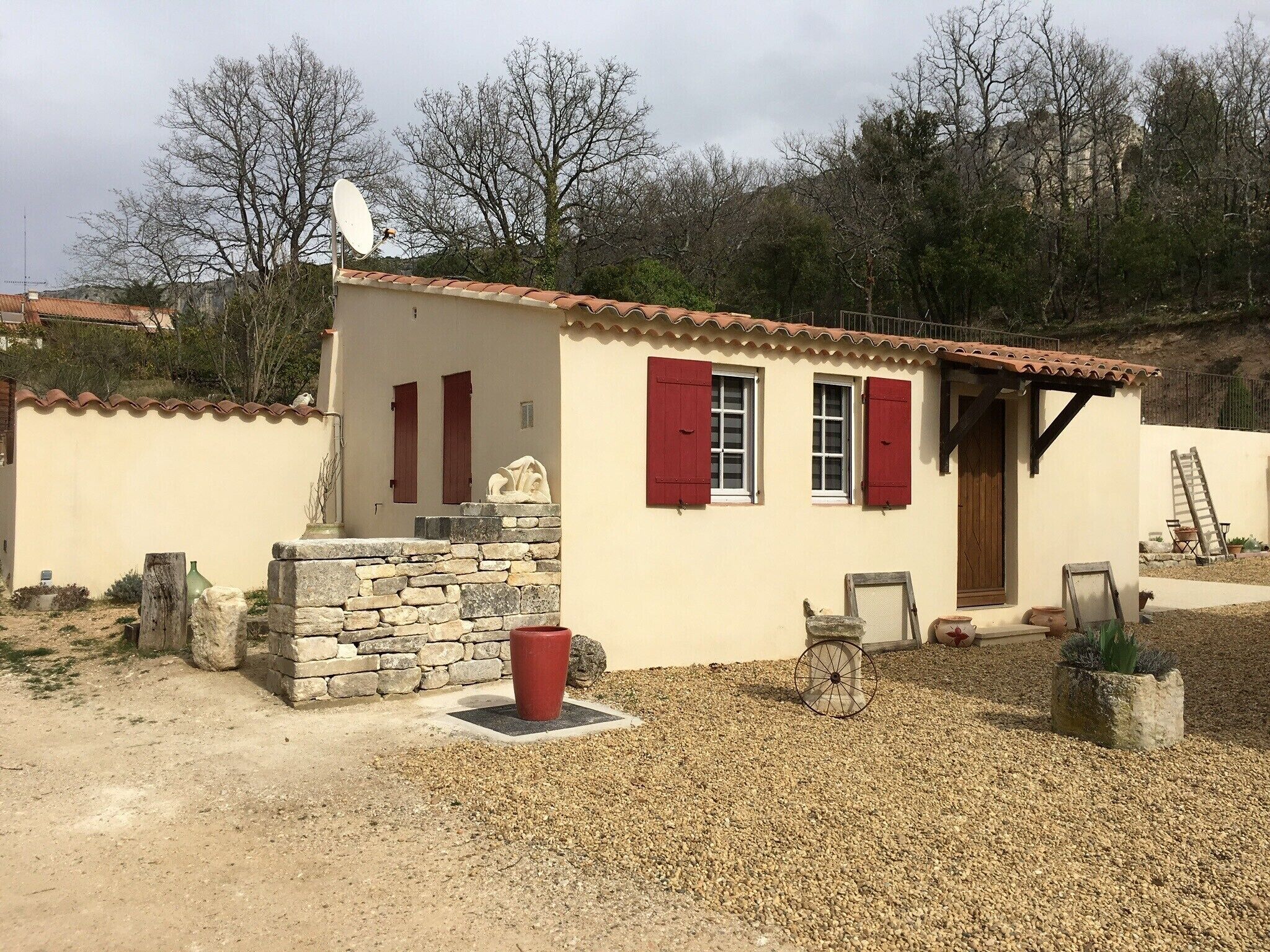 STUDIO 30 M² - 2 PERS. - IN THE COUNTRYSIDE - LUBERON near Gordes and Roussillon