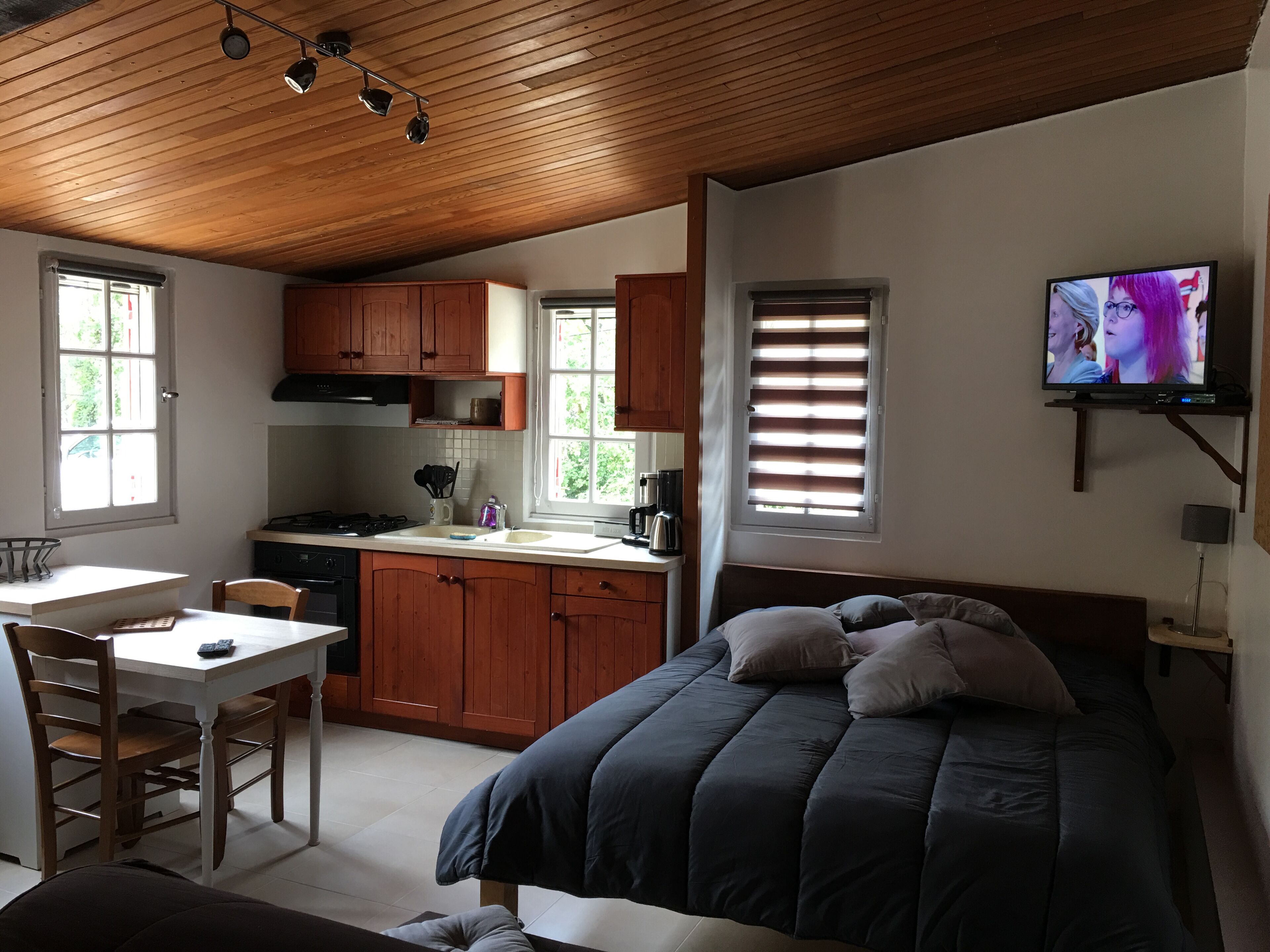 STUDIO 30 M² - 2 PERS. - IN THE COUNTRYSIDE - LUBERON near Gordes and Roussillon