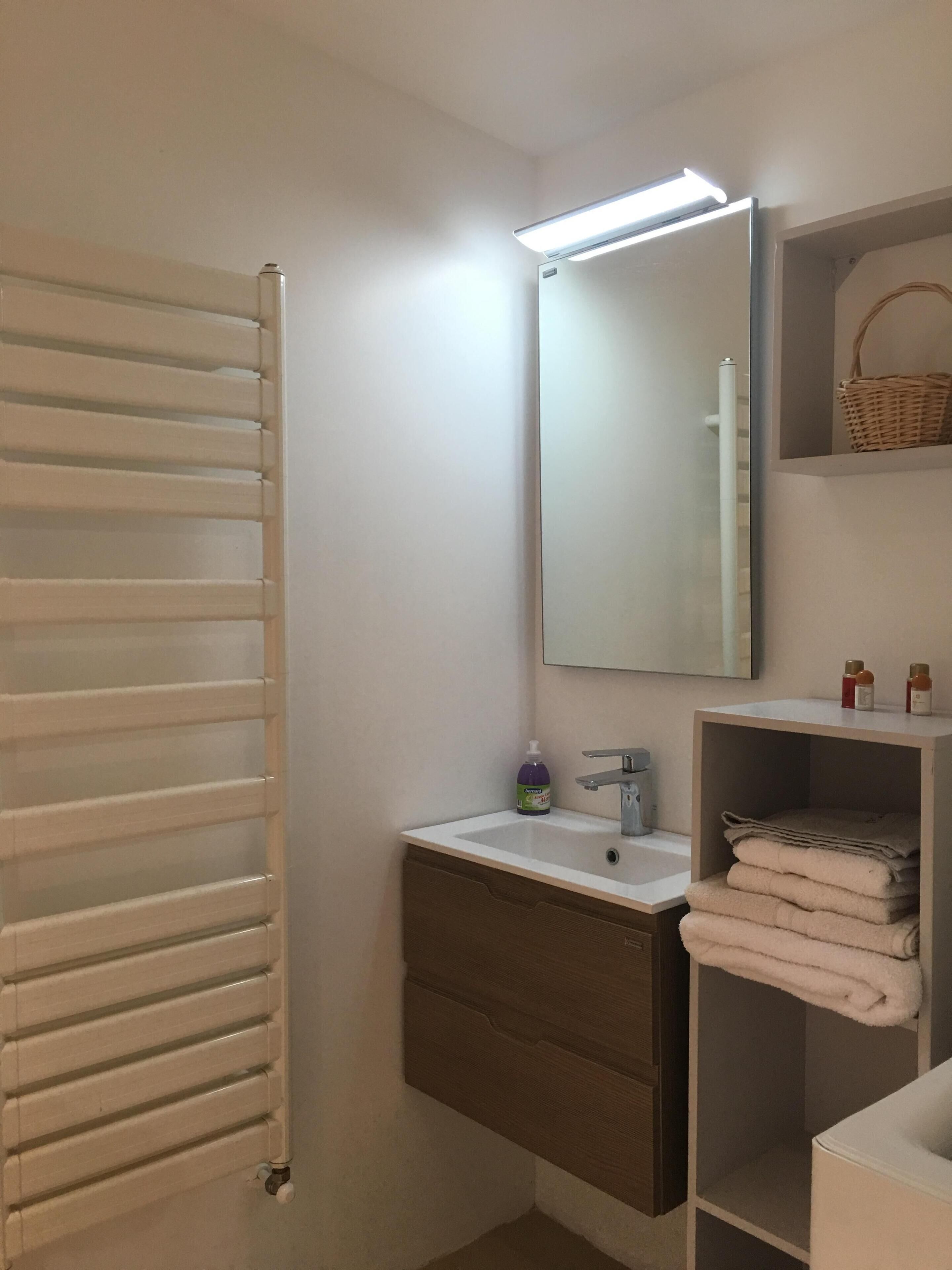 STUDIO 30 M² - 2 PERS. - IN THE COUNTRYSIDE - LUBERON near Gordes and Roussillon