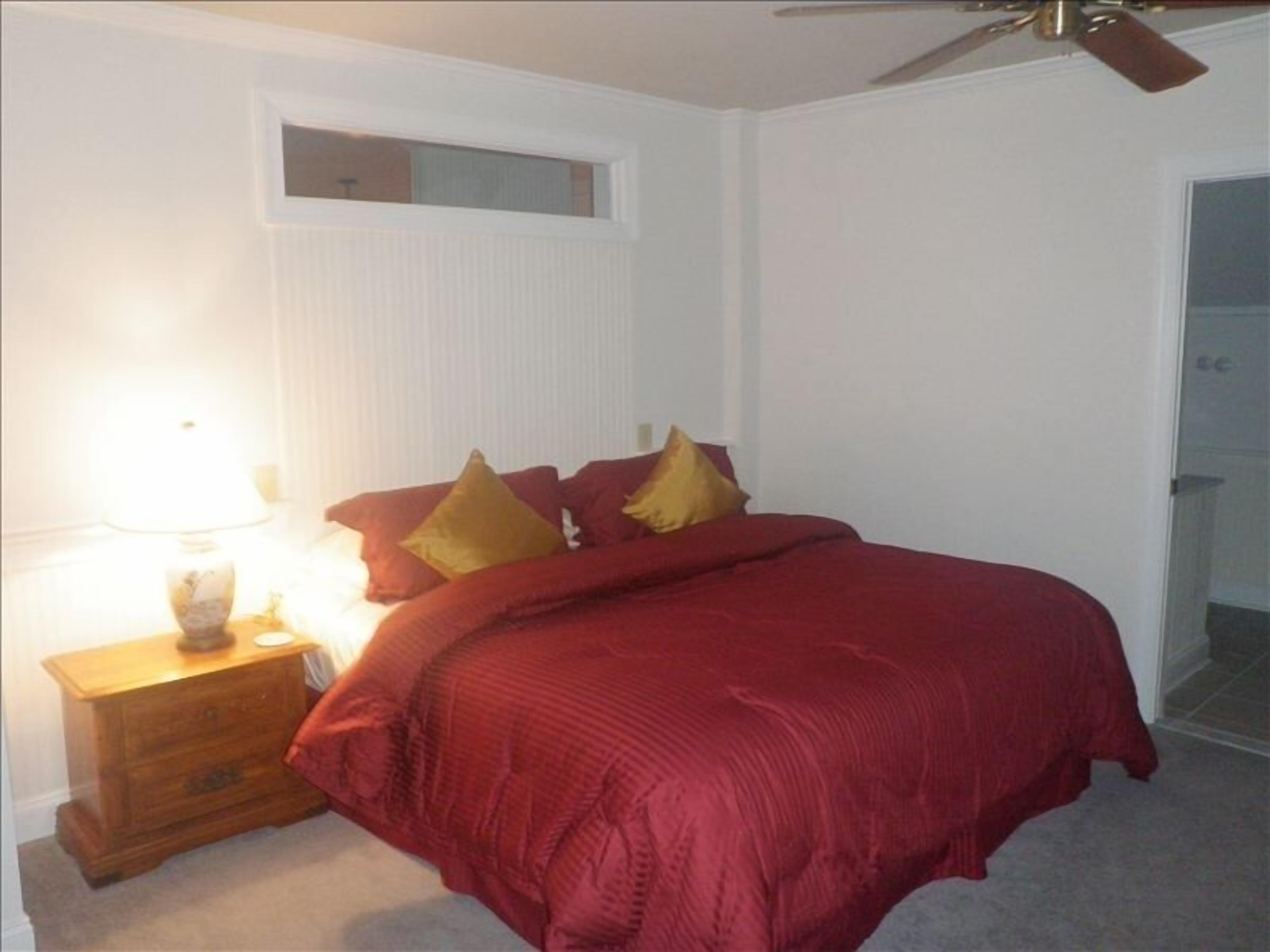 Beautifully extra large,1700sq ft., one bedroom 1.5 bath cottage/timber views