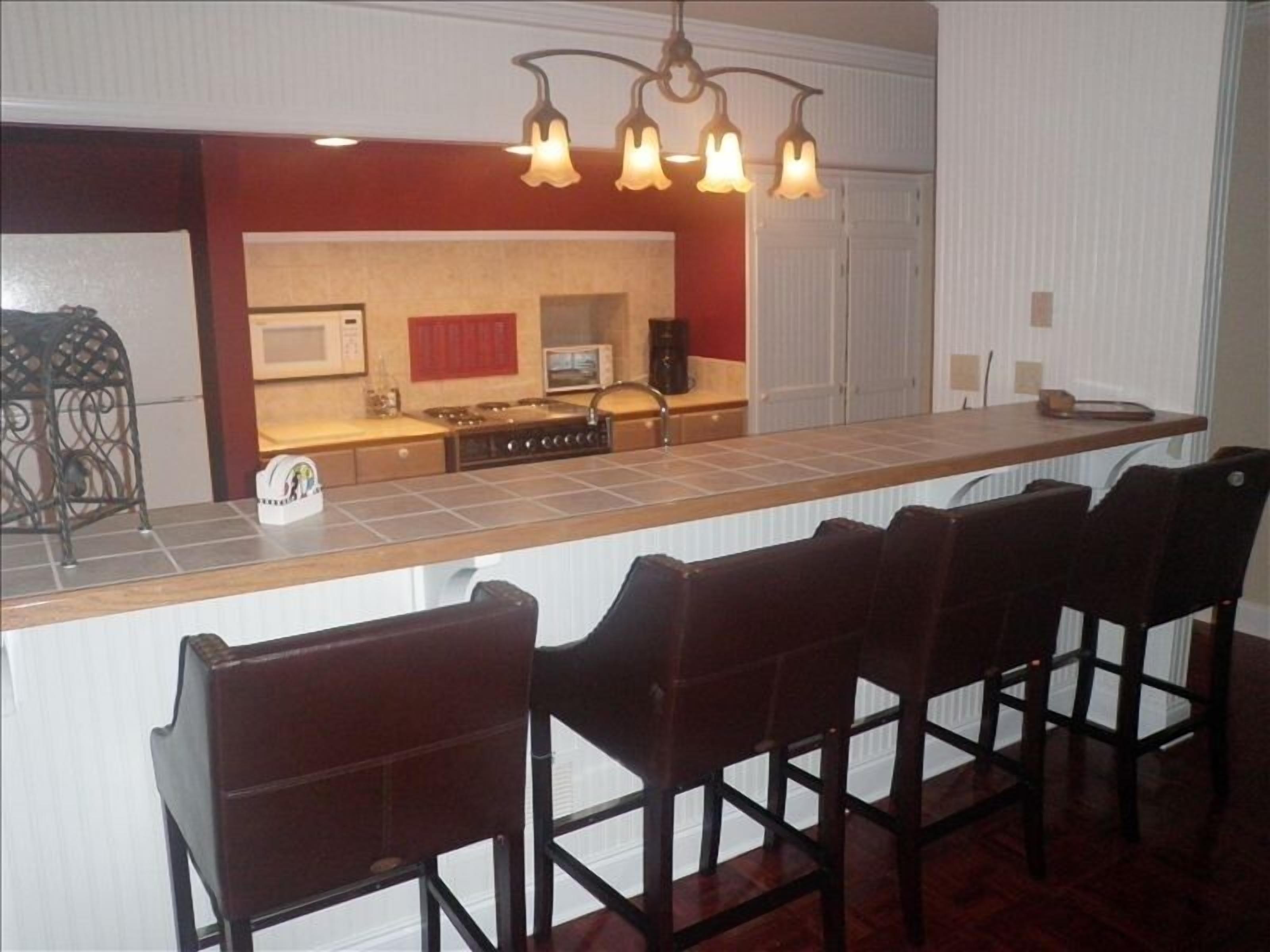 Beautifully extra large,1700sq ft., one bedroom 1.5 bath cottage/timber views