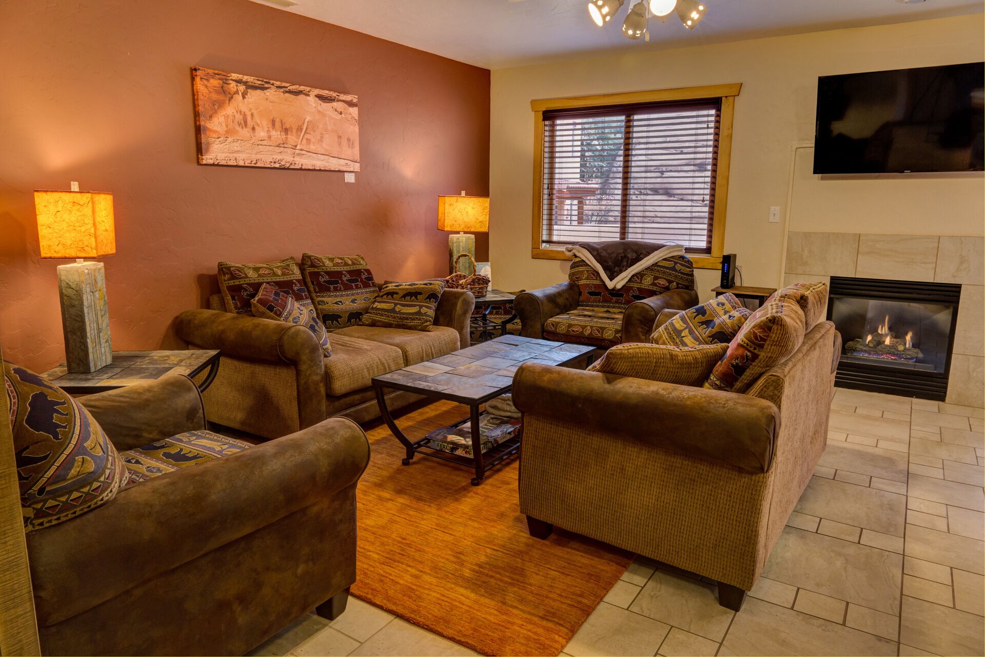 Quiet 3br Near Golf With Deck, Solar, Private Hot Tub, Rim Views And Stargazing!