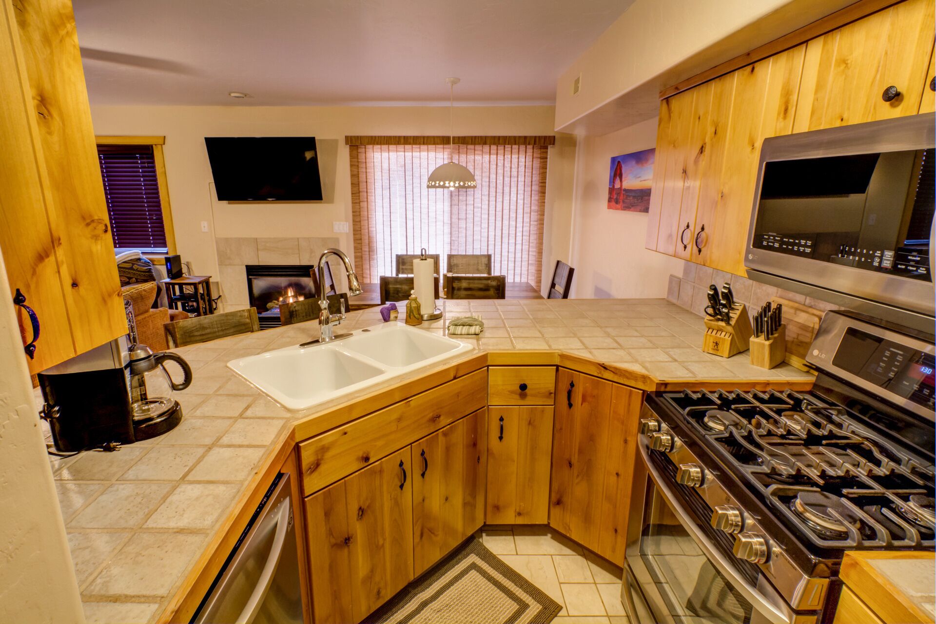 Quiet 3br Near Golf With Deck, Solar, Private Hot Tub, Rim Views And Stargazing!