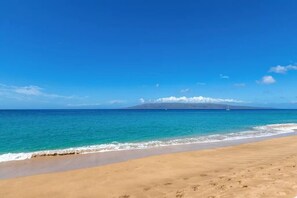 Playa en los alrededores, camastros y toallas de playa 
